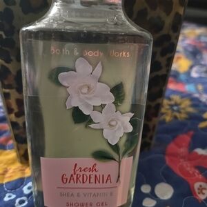 Bath & Body Works Fresh Gardenia Shea & Vitamin E Shower Gel
